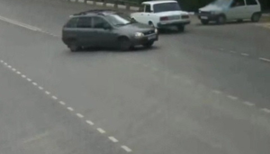 Motosiklet otomobile öyle hızlı çarptı ki
