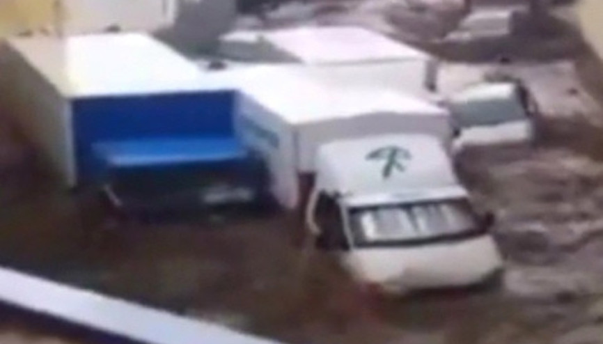 İspanyada sel onlarca aracı sürükledi İspanyada sel onlarca aracı sürükledi