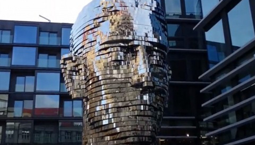 360 derece dönebilen Franz Kafka heykeli