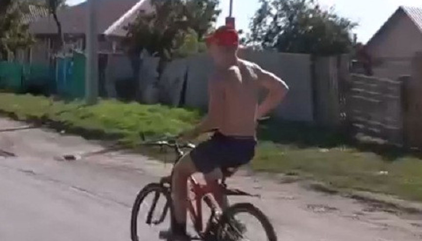 Hokey sopasıyla bisiklet üzerinde inanılmaz hareketler