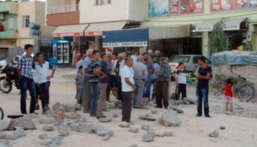Adıyamanda evleri toz oluyor diye yolu trafiğe kapattılar