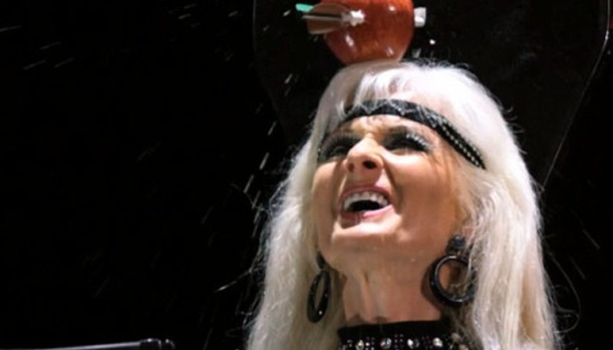 Başındaki elmayı kendi attığı okla vurdu