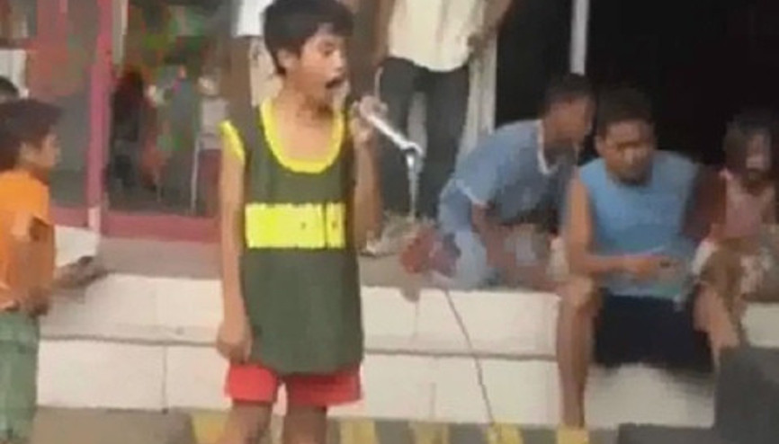 Filipinli çocuk sesiyle büyüledi