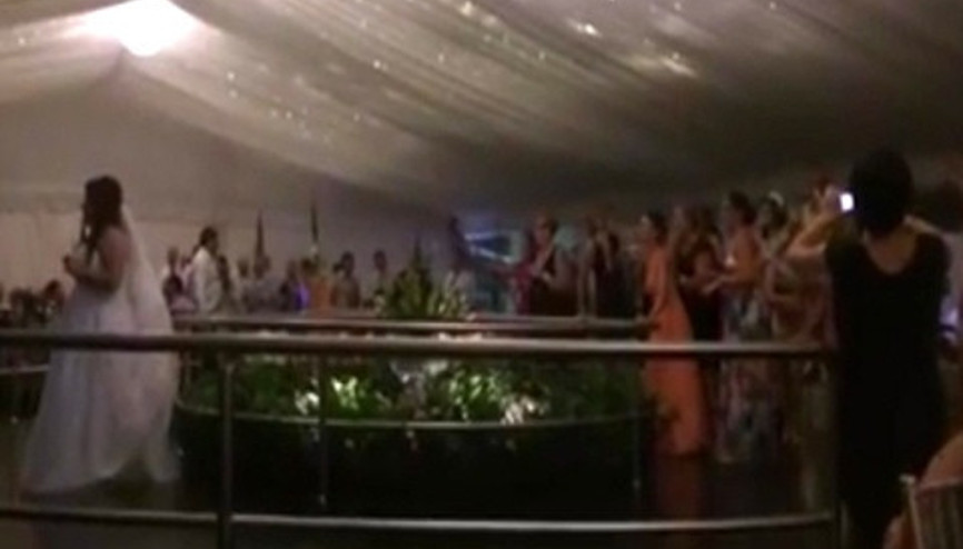 Gelin buketini almak isterken düştü Gelin buketini almak isterken düştü