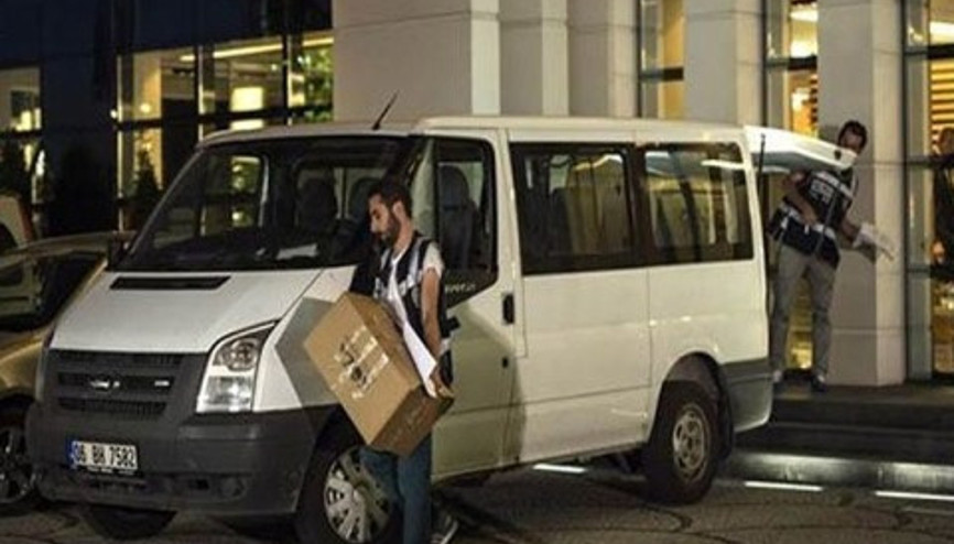 Koza İpek Grubu’nun yönetim binasında aramalar gece boyu sürdü Koza İpek Grubu’nun yönetim binasında aramalar gece boyu sürdü