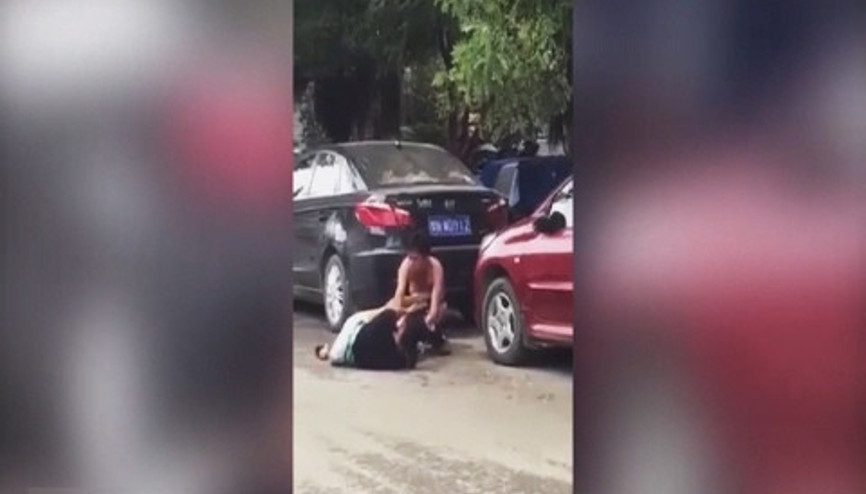 Çinli çiftten sokak ortasında sevişir gibi kavga