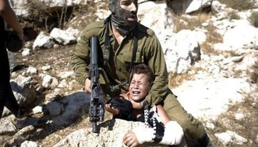 Çocuğu zorla gözaltına almaya çalışan İsrail askeri büyük tepki çekti