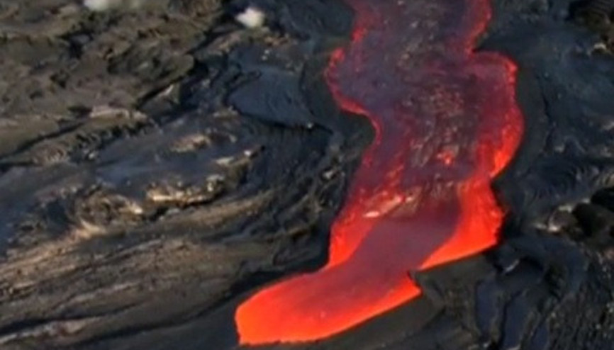 Kilauea yanardağından akan lavlar helikopterle görüntülendi