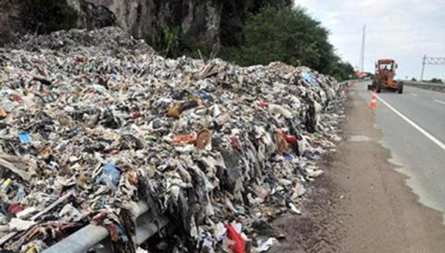 Hopada sel suları kaçak çöp dağını ortaya çıkardı Hopada sel suları kaçak çöp dağını ortaya çıkardı