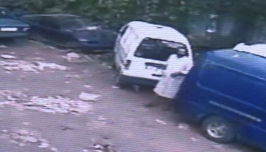 Üç aracı yakıp kaçan tinerciler güvenlik kamerasında
