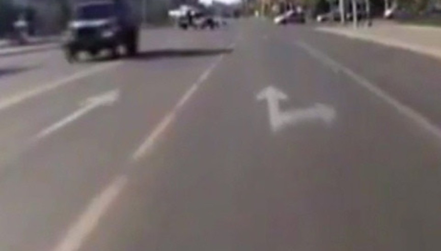 Kamyon devrildi: Askerler yola saçıldı Kamyon devrildi: Askerler yola saçıldı