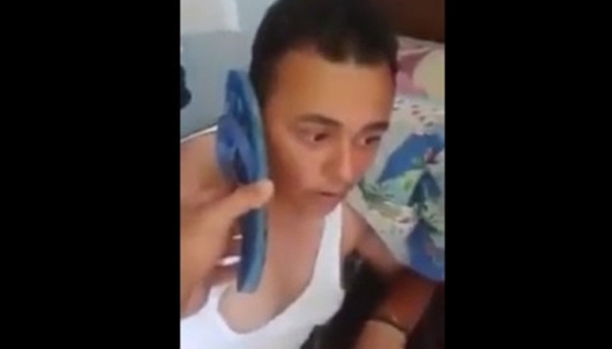 Uyuyan çocuğa telefon yerine terlik vermek
