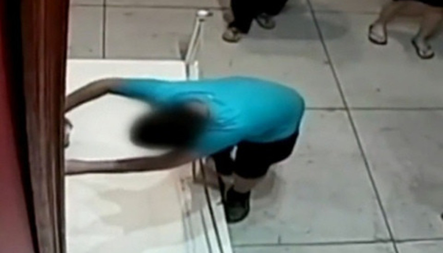 Kaza ile 1.5 milyon dolarlık tablonun üzerinde delik açtı