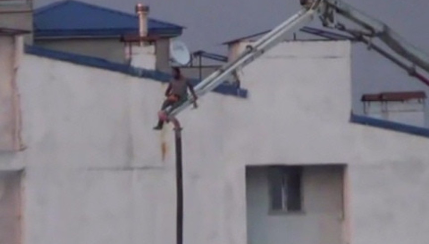 Kars’ta inşaat işçisi ölüme davetiye çıkardı Kars’ta inşaat işçisi ölüme davetiye çıkardı