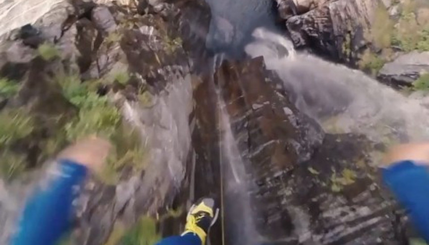 59 metrelik uçurumdan atladı