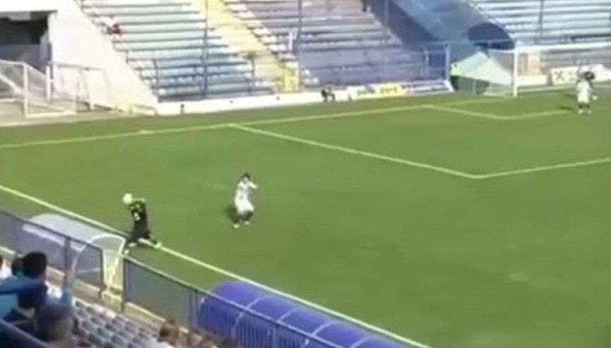 Adam taç atmıyor, resmen ateş ediyor Adam taç atmıyor, resmen ateş ediyor