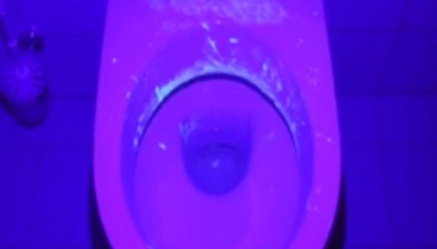 Telefonun flaşıyla görünmeyenleri görebilirsiniz