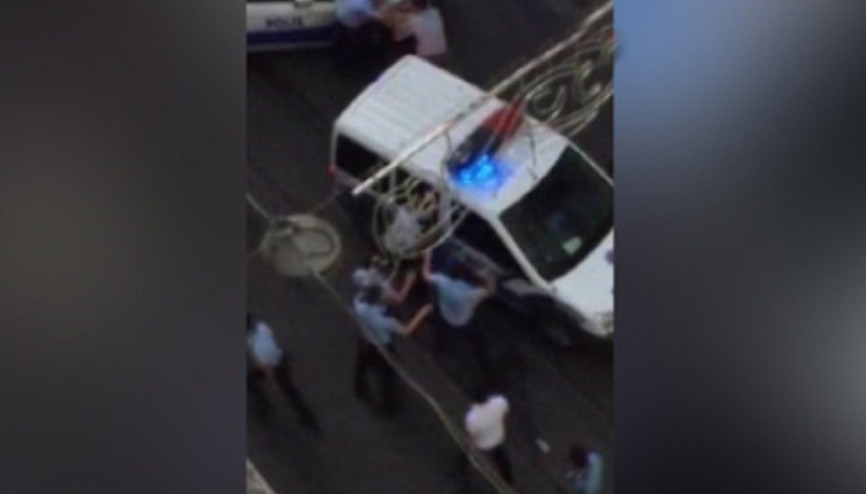 İstiklal Caddesinde polisten şüpheliye dayak