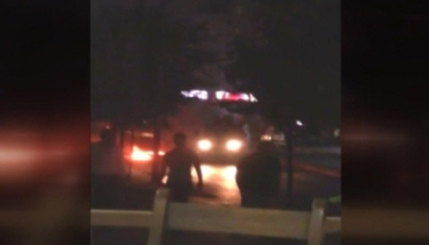 Polisten göstericilere ilginç tepki