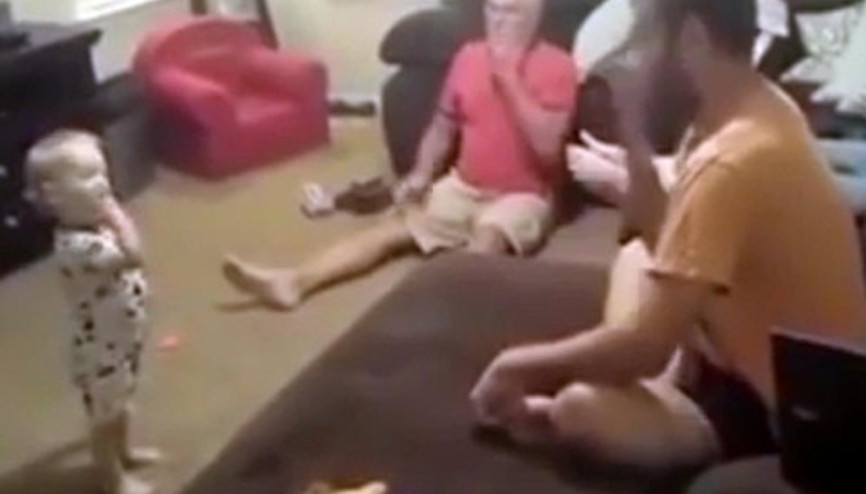 Sevimli bebeği şaşırtan oyun Sevimli bebeği şaşırtan oyun