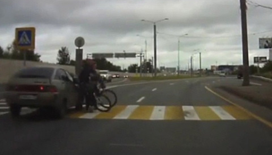 Küçük çocuğu metrelerce uzağa fırlattı