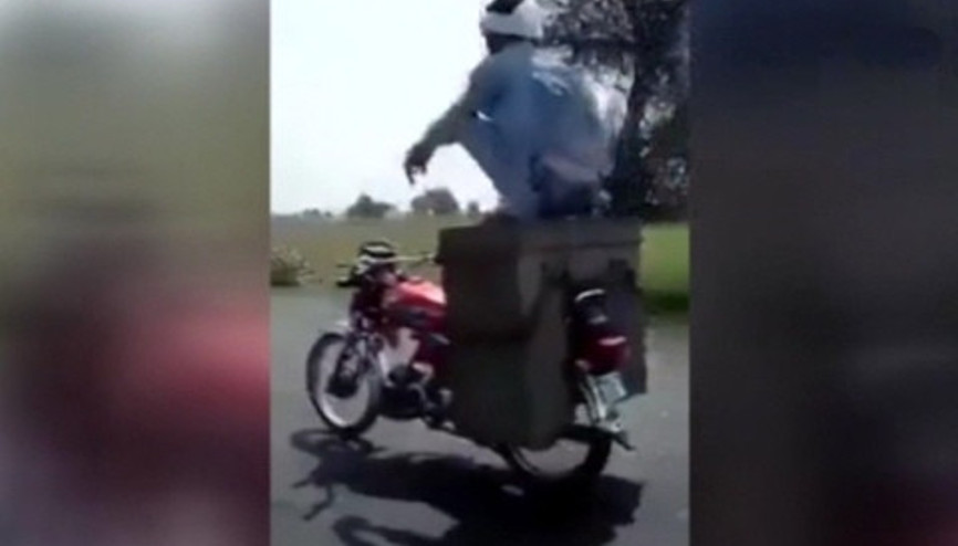 Pakistanlı motorcunun hareketleri görenleri hayrete düşürdü