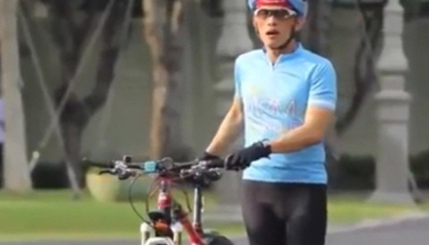 Tayland prensi Maha Vajiralongkorn annesi için pedal çevirdi