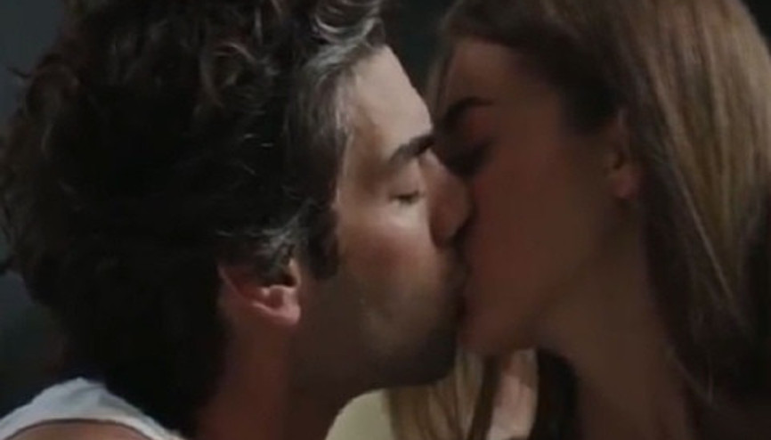 2 dakika boyunca öpüştüler