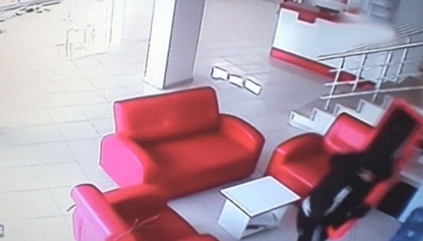 Oto kiralama dükkanından hırsızlık güvenlik kamerasında