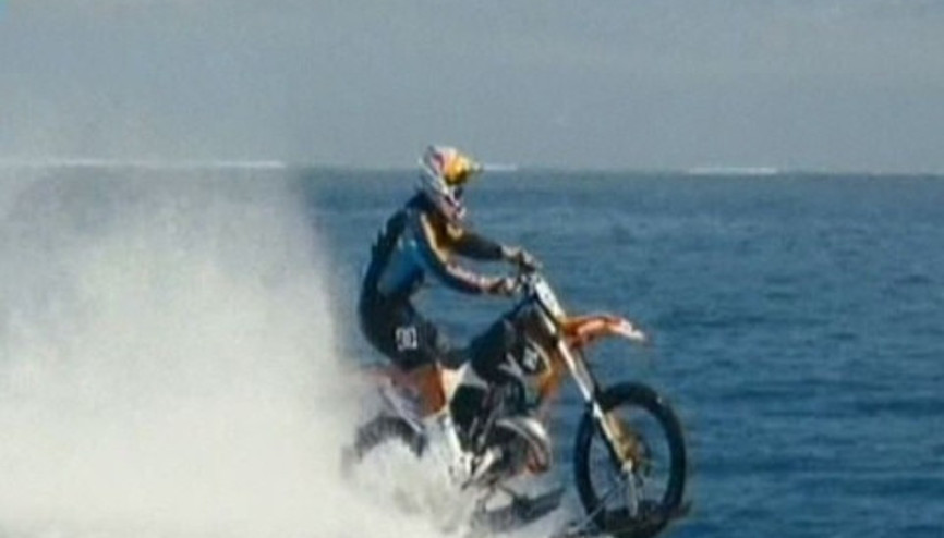 Denizde giden motosiklet