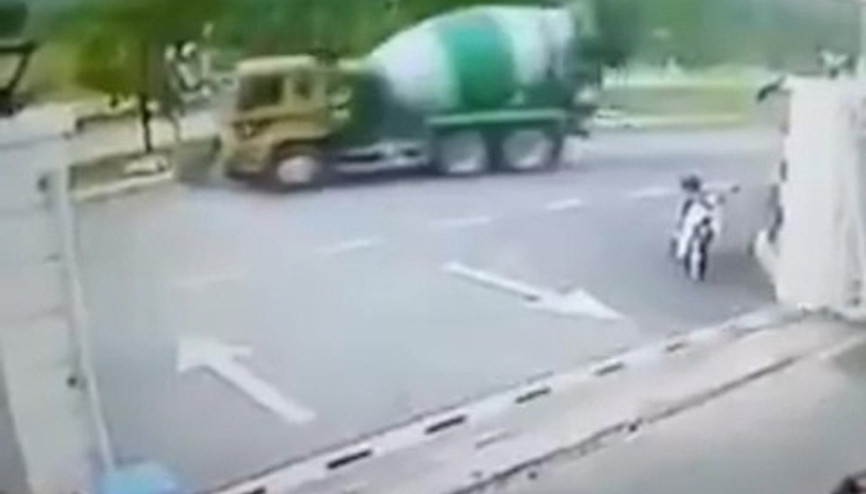 Otomobili çaldı, beton mikserinin altında kaldı