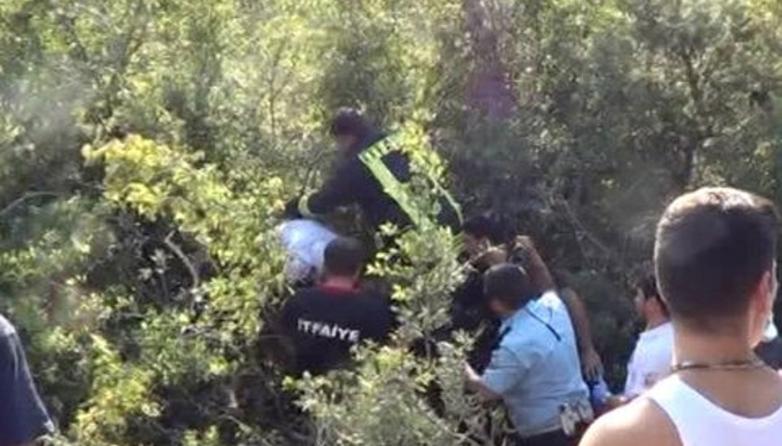 Takla atan araçtan fırlayan yolcu ağaçta asılı kaldı