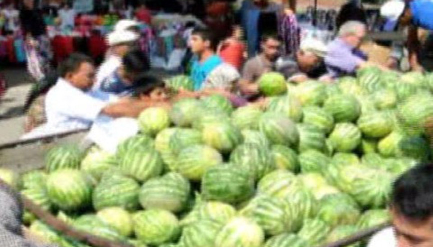 Tarlada kalan 24 ton karpuzu satın alıp,halka ücretsiz dağıttı Tarlada kalan 24 ton karpuzu satın alıp,halka ücretsiz dağıttı