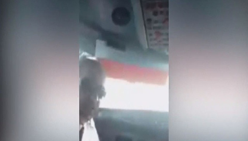 Pilot porno yıldızını kokpite aldı iddiası