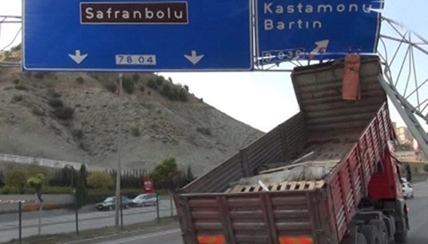 Açılan kamyonun damperi üstteki yön levhasına çarptı
