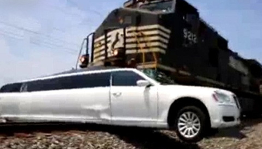 Tren limuzine çarptı