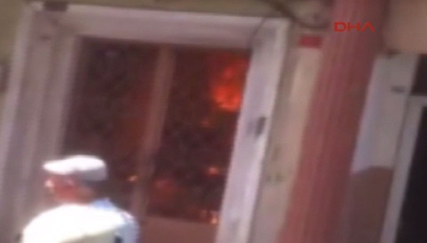 Alevlerden kaçtı balkonda mahsur kaldı