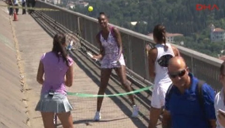 Boğaziçi Köprüsünde gösteri amaçlı tenis oynandı