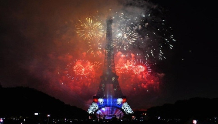 Eiffel Kulesi’nde havai fişek gösterisi