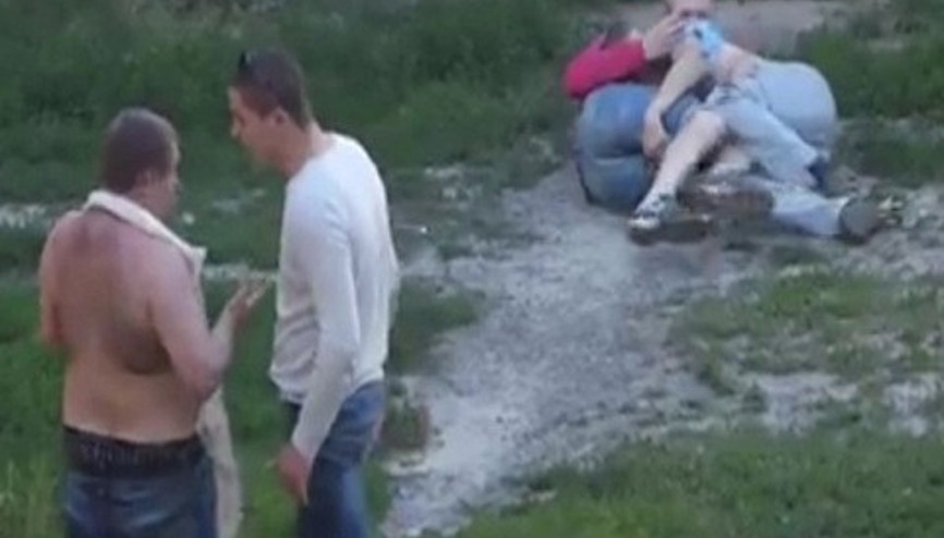 Sokak ortasında yumruk ve tekmeler havada uçuştu