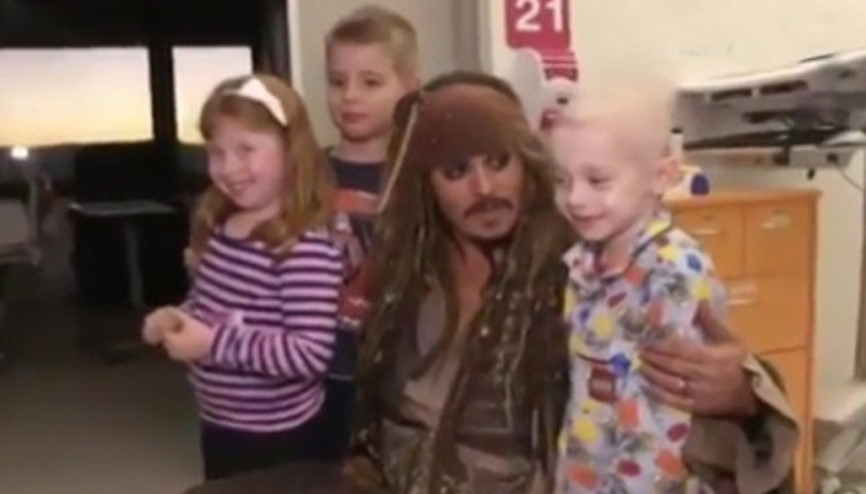 Johnny Deepten hasta çocuklara Jack Sparrow sürprizi