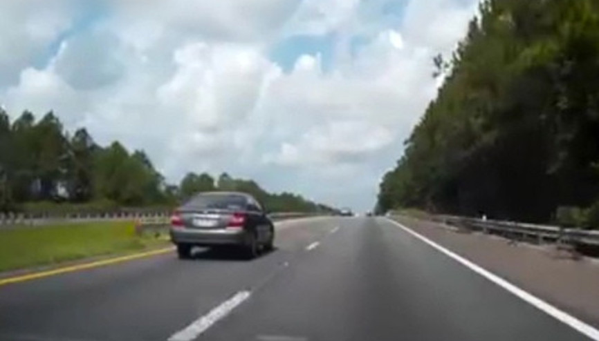 Yola fırlayan kamyon lastiği otomobile tosladı Yola fırlayan kamyon lastiği otomobile tosladı