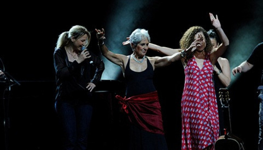 Joan Baez göbek attı