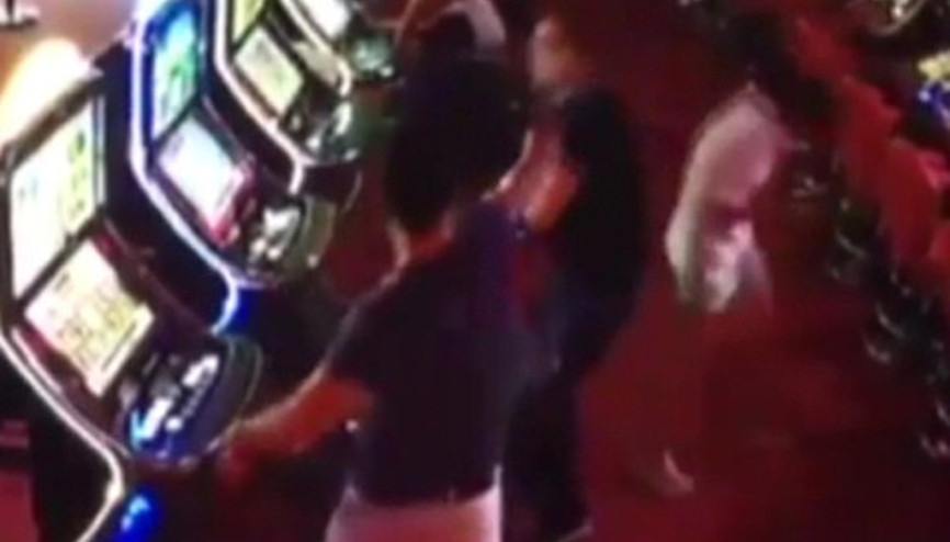 Kumarhane görevlisini başından vurdu