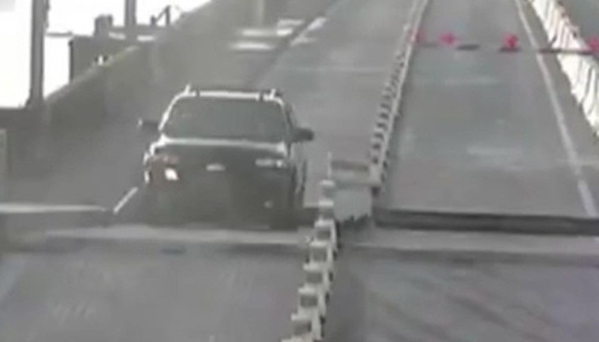 Açılan asma köprüden geçmek isteyince kaza yaptı