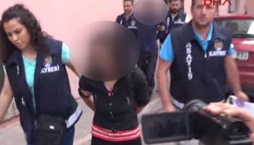 Bebeğini döverek öldürdüğü iddiasıyla sevgilisi ile gözaltına alındı Bebeğini döverek öldürdüğü iddiasıyla sevgilisi ile gözaltına alındı