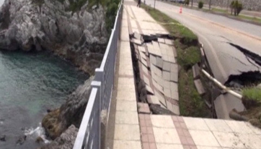 Dalgaları aşındırdığı sahil yolu çöktü