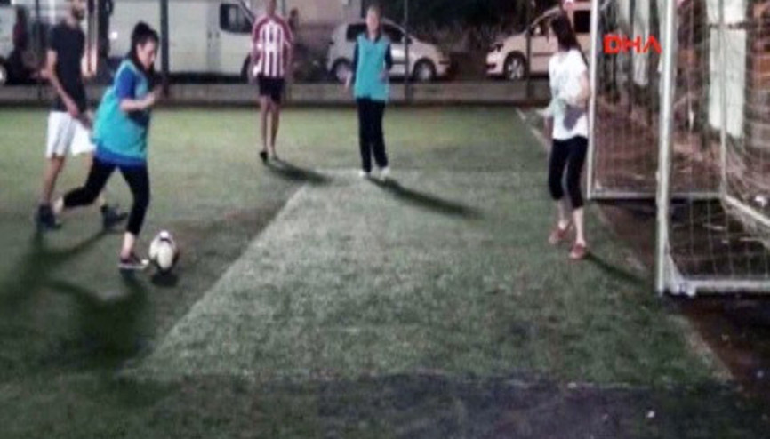 Üniversitelilerin kızlı erkekli mezuniyet maçı