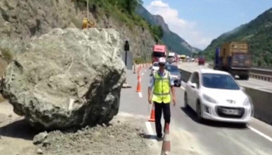 Dev kaya karayoluna düştü, kilometrelerce araç kuyruğu oluştu