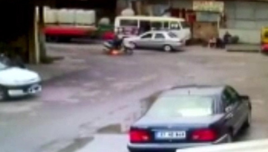 Alev alan motosikletten son anda atladılar